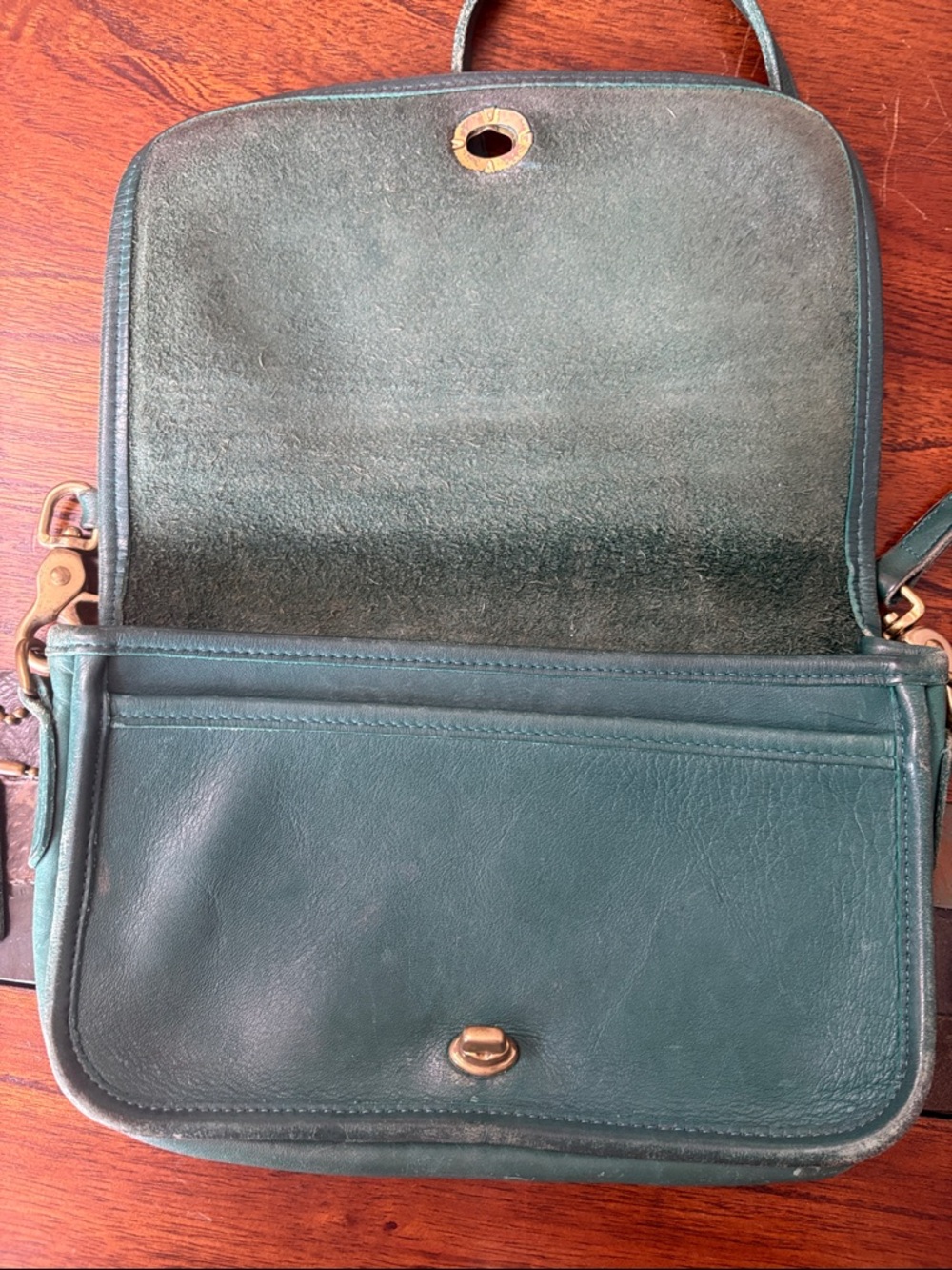 Preloved Coach Emerald Green Leather Crossbody with Gold Turn-Lock - Picture 9 of 13